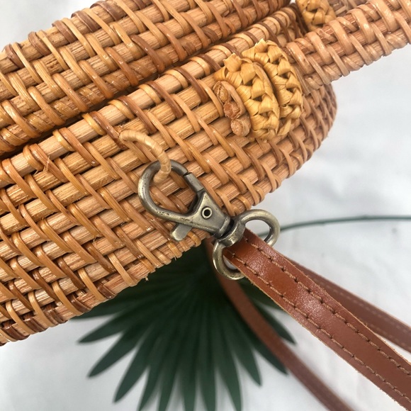 Round Wicker Women’s cross body purse W/handle - Picture 8 of 13